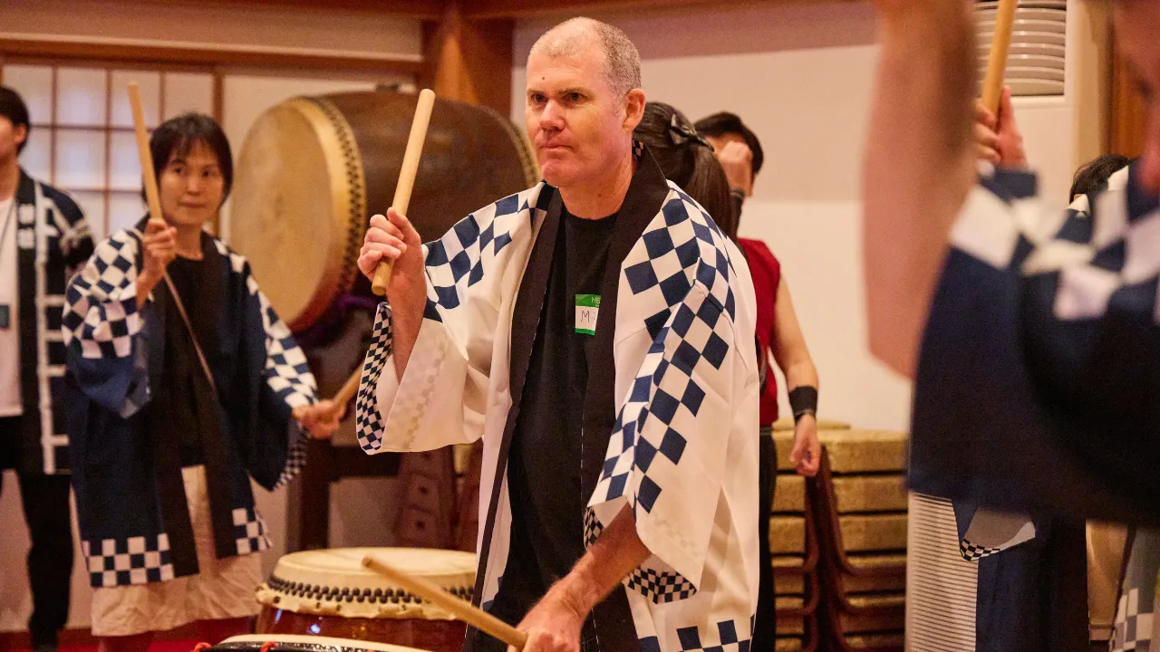 Overseas guests playing Japanese drums