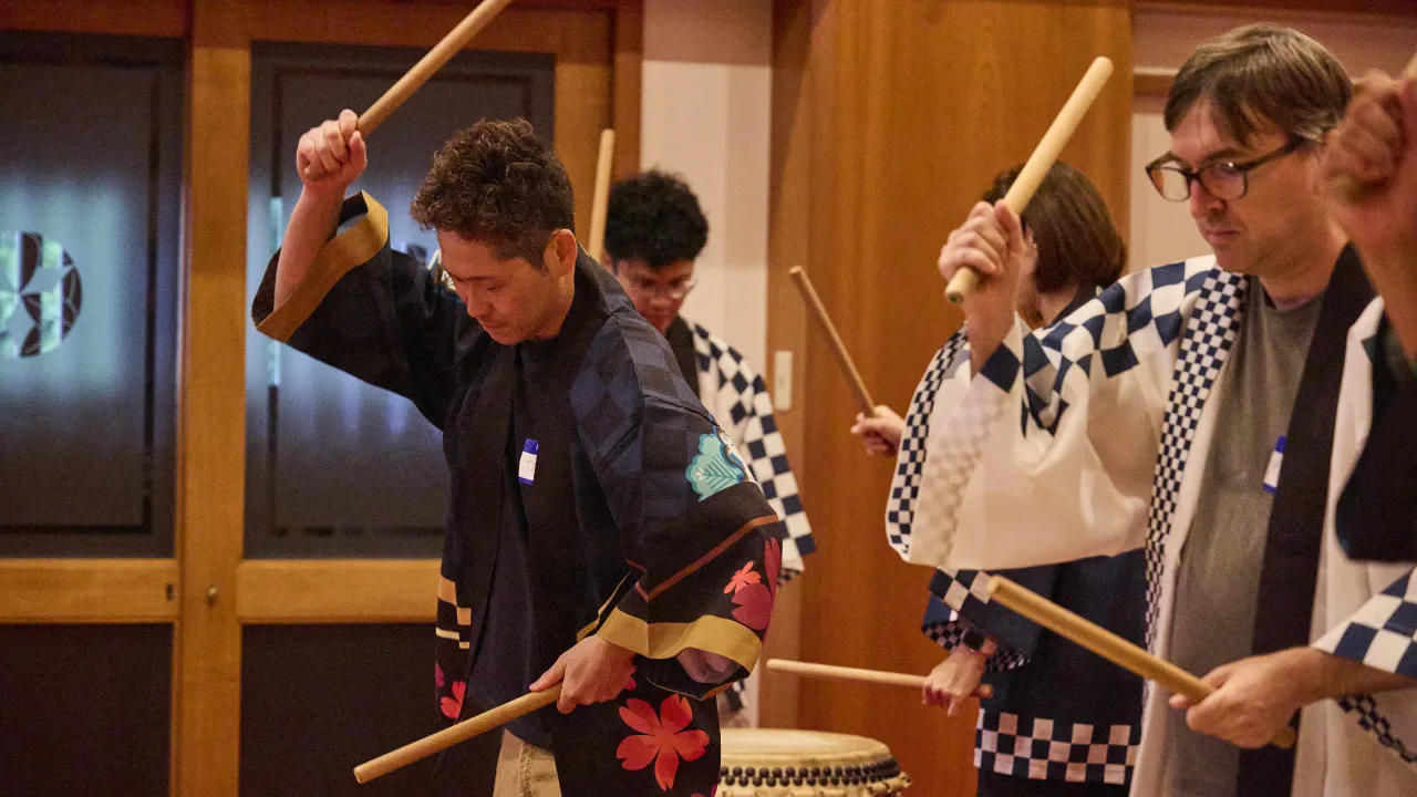和太鼓を全力で叩く参加者