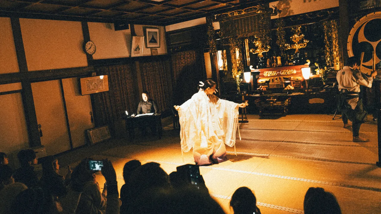 Performing a show based on the theme of the tour