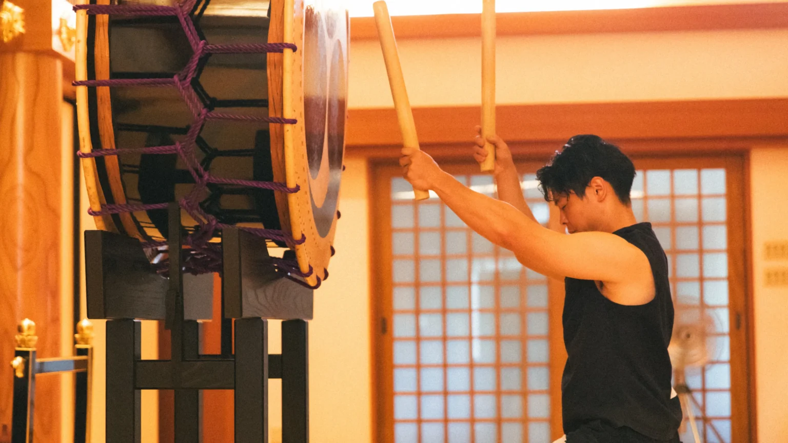 Performance scene of professional Japanese drum player Shunichiro Kamiya leading a Japanese drum workshop