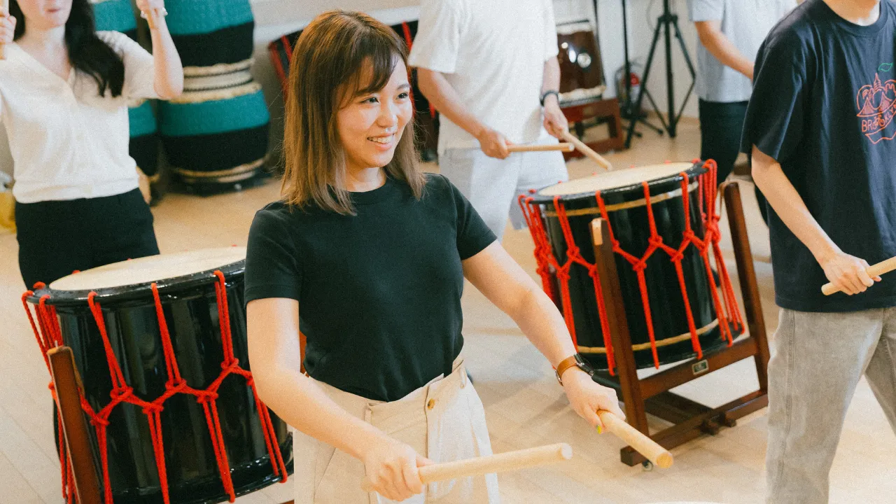 和太鼓ワークショップを楽しむ参加者