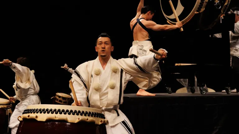 神谷俊一郎主演の舞台公演「ジッグラト」のワンシーン