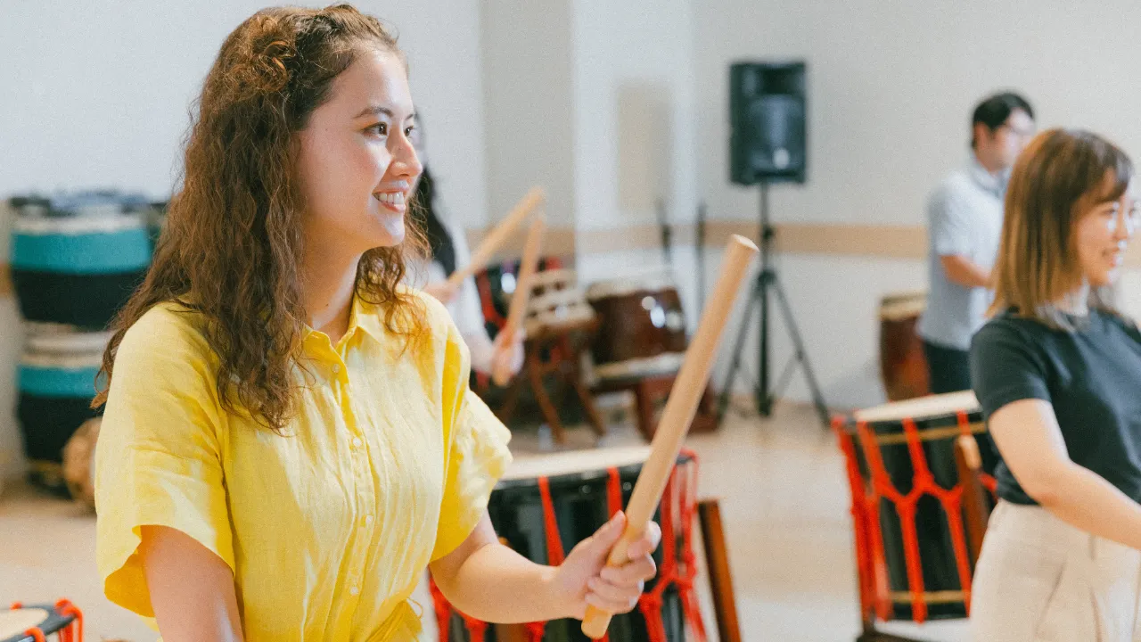 言語不要のノンバーバルな体験型チームビルディングイベントを楽しむ参加者